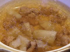 鍋のスープ。この日は鴨肉のスープでした。